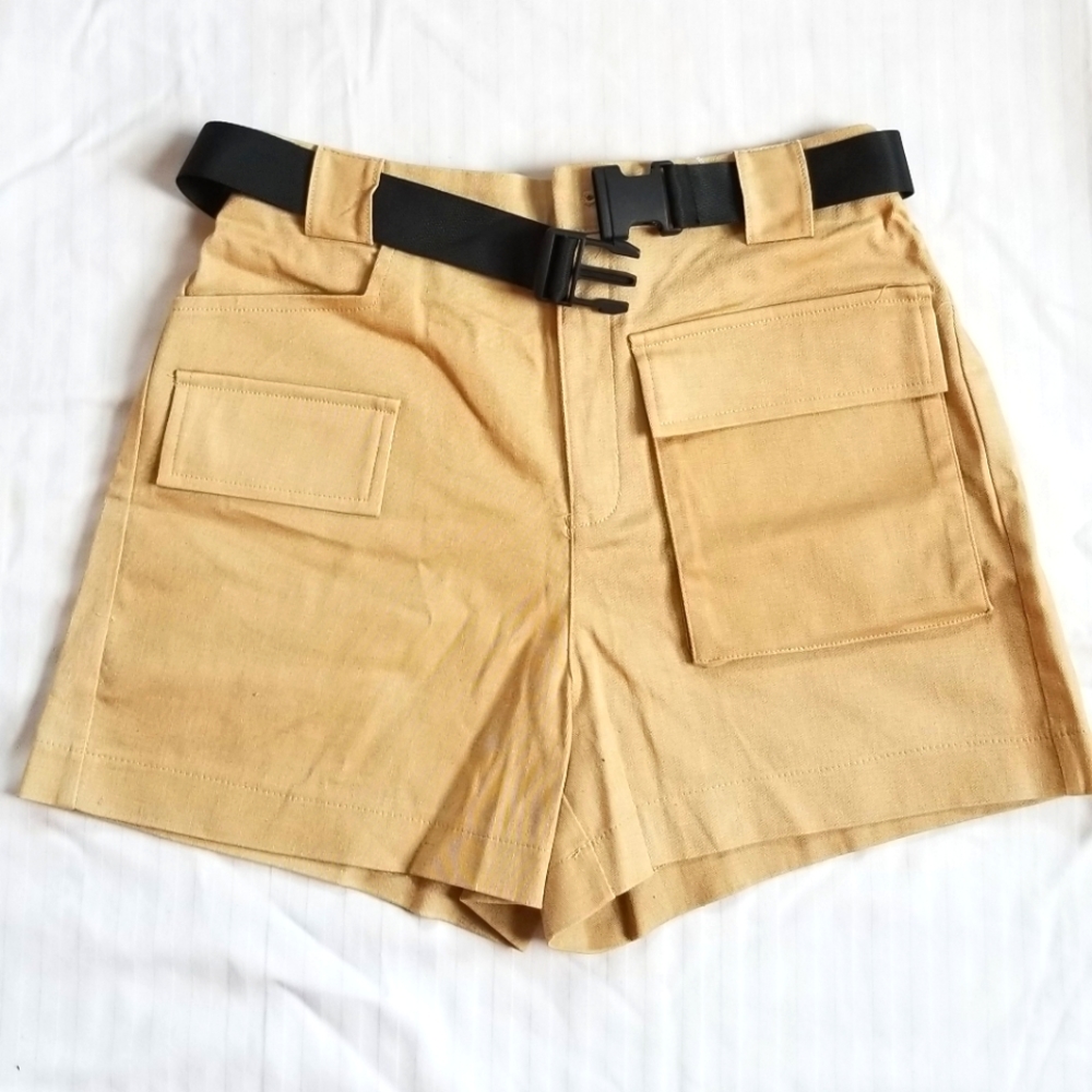 Beige Shorts w Belt